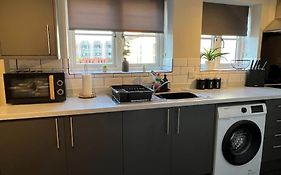 Oak House - 3Bed Townhouse With Free Parking In The Town Centre By Shortstays4U